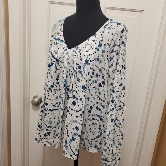 A.N.A. Floral Print Blouse Size Medium, comfy, casual, colorful - Picture 4 of 9